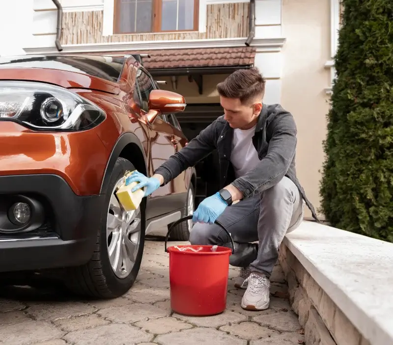 Lavage auto à domicile Menetou-Salon : professionnel intervenant sur un véhicule